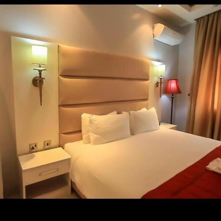 Glee Hotel Aliayabiagba Kültér fotó