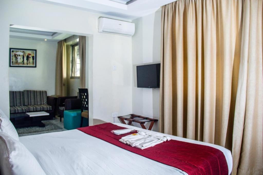 Glee Hotel Aliayabiagba Kültér fotó