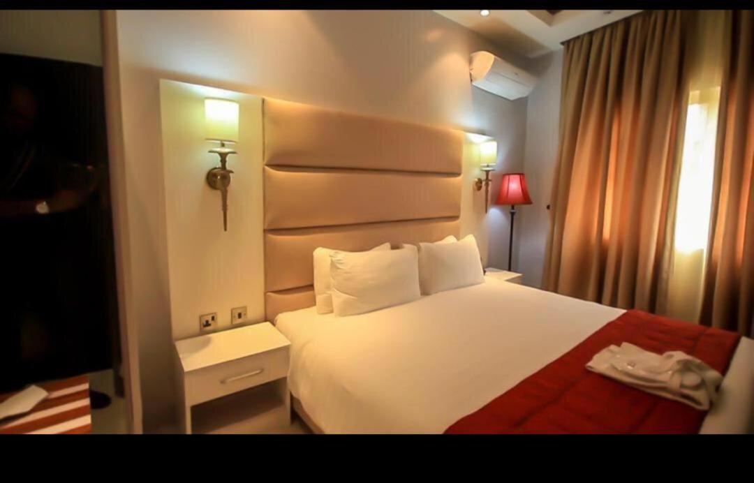 Glee Hotel Aliayabiagba Kültér fotó