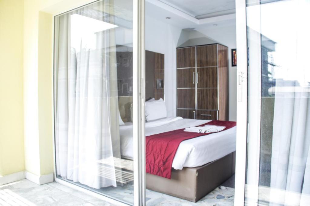 Glee Hotel Aliayabiagba Kültér fotó