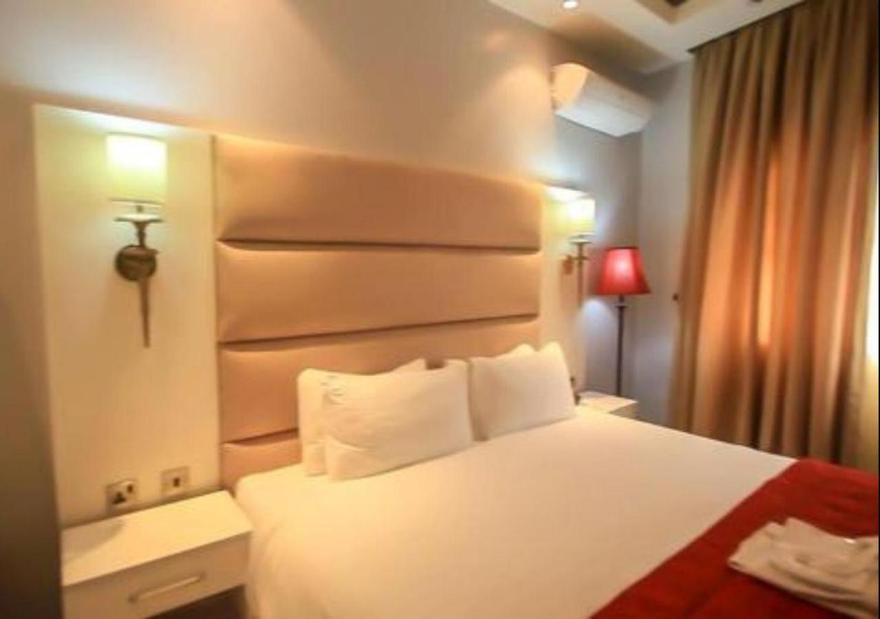 Glee Hotel Aliayabiagba Kültér fotó