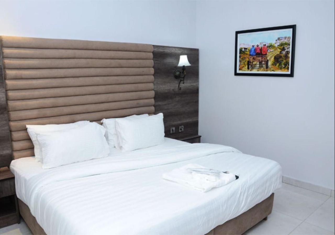 Glee Hotel Aliayabiagba Kültér fotó