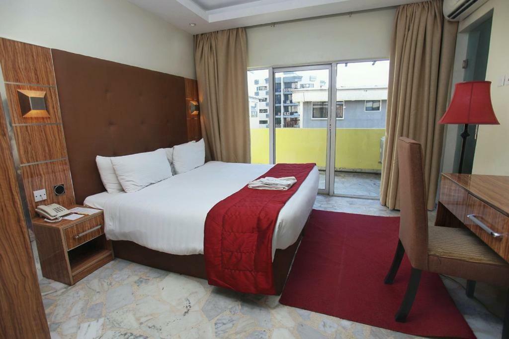 Glee Hotel Aliayabiagba Kültér fotó