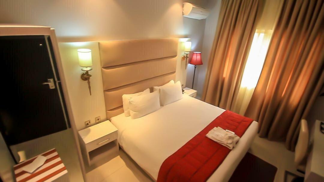 Glee Hotel Aliayabiagba Kültér fotó