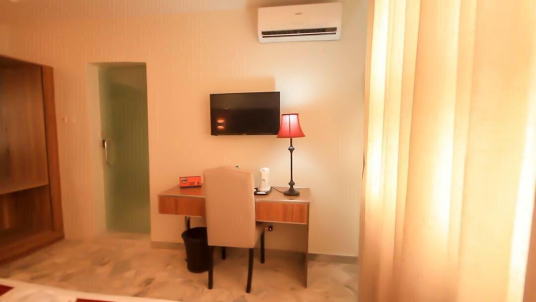 Glee Hotel Aliayabiagba Kültér fotó