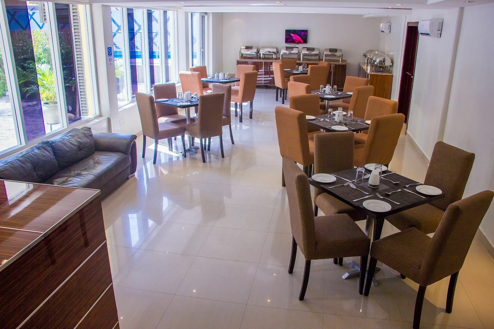 Glee Hotel Aliayabiagba Kültér fotó