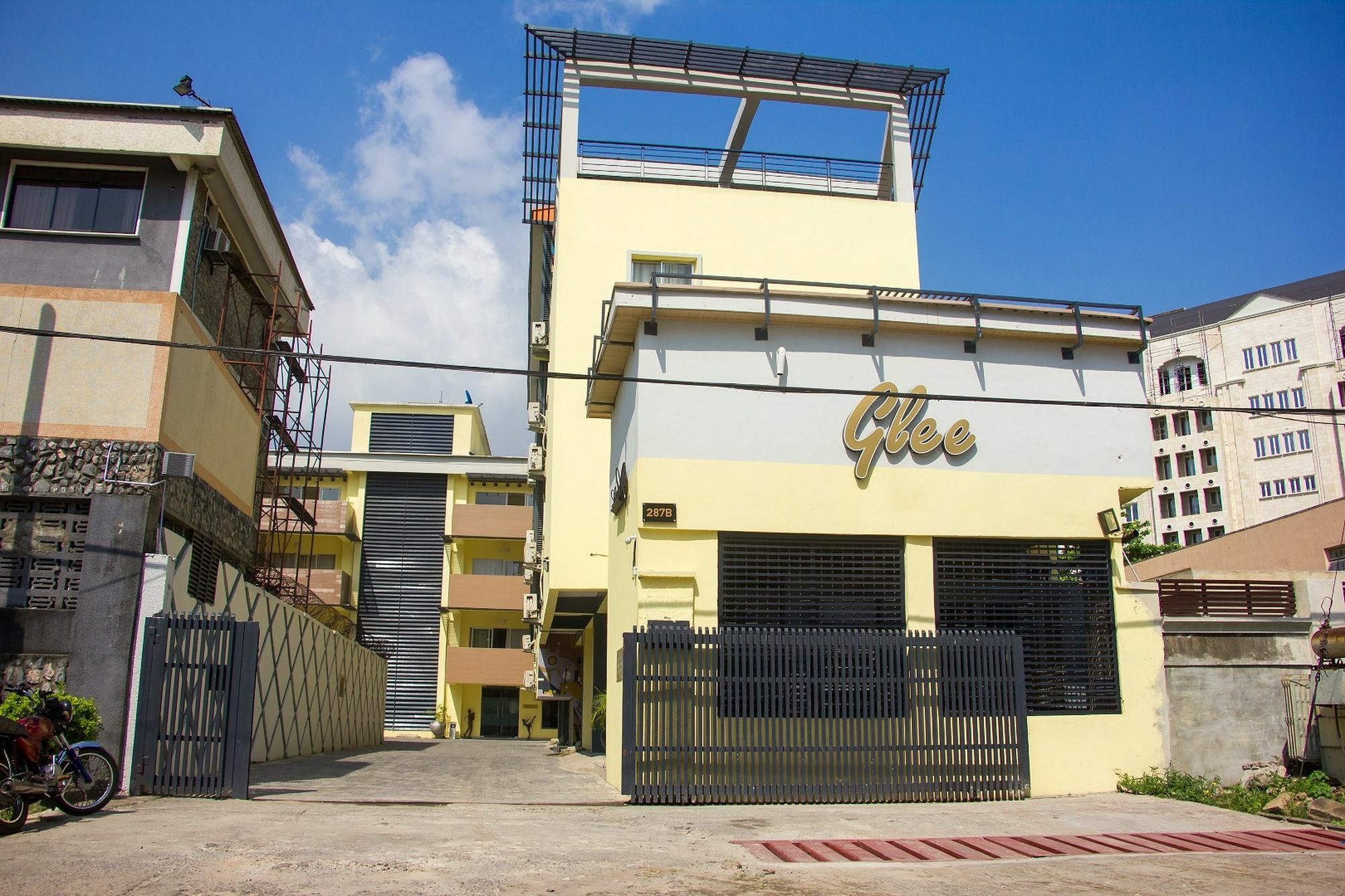Glee Hotel Aliayabiagba Kültér fotó